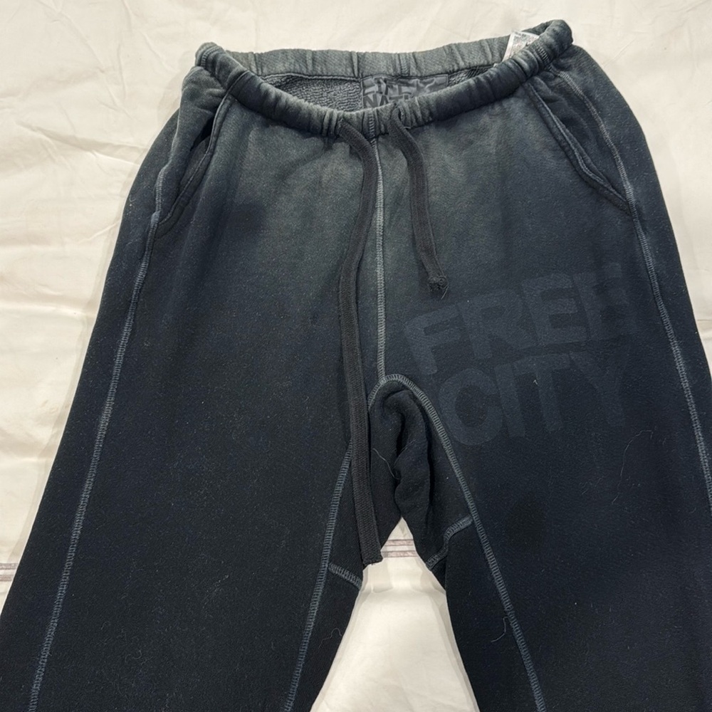 Freecity super fluffy pocket sweatpants size medium. No damages, no holes.